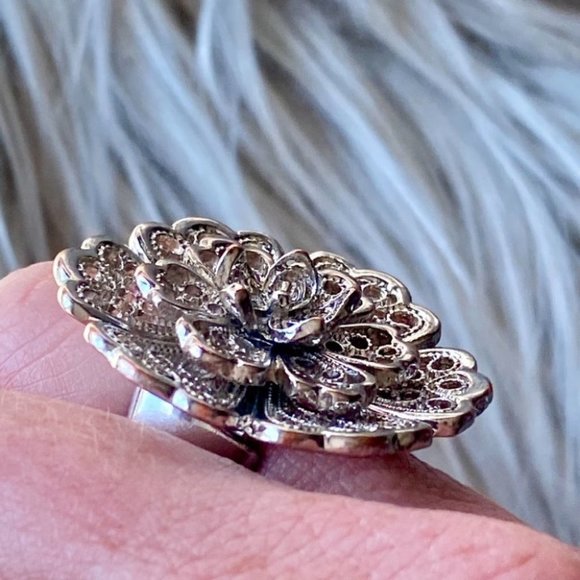 🟣 (2/$12) Fun silver stretch flower ring - One Size - Picture 5 of 13